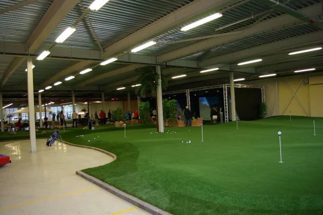 Charlotte Indoor putting green in open commercial space