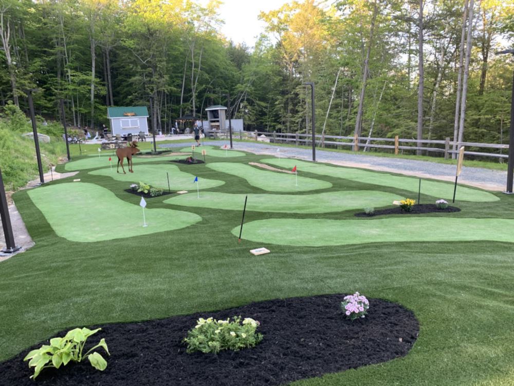 Use versitile settings for your Charlotte mini golf course.